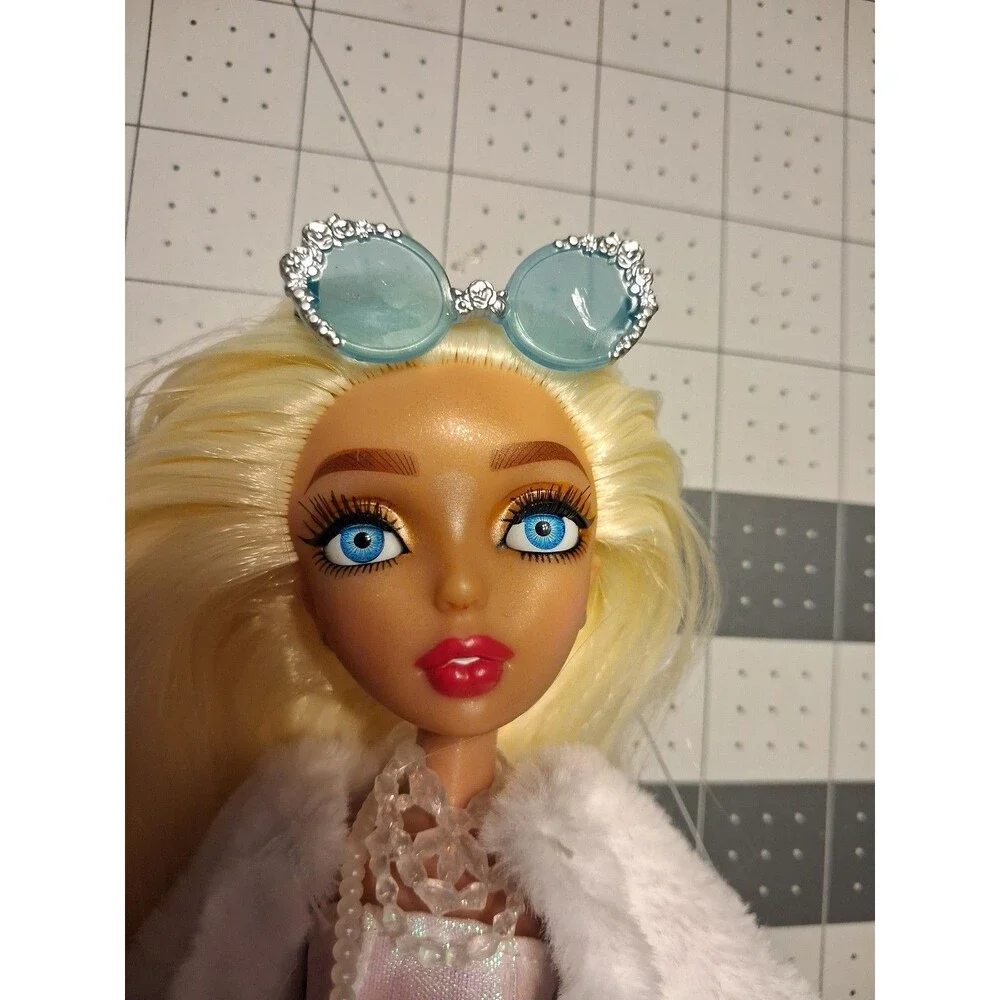 Mermaze Mermaidz Gwen Mermaid Fashion Doll incomplete